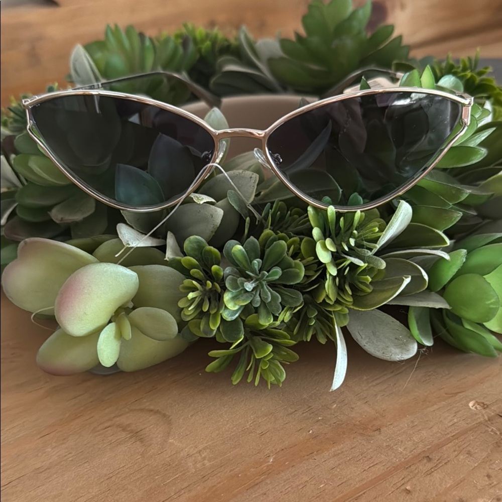 Stylish Silver Sunglasses - Picture 8 of 8